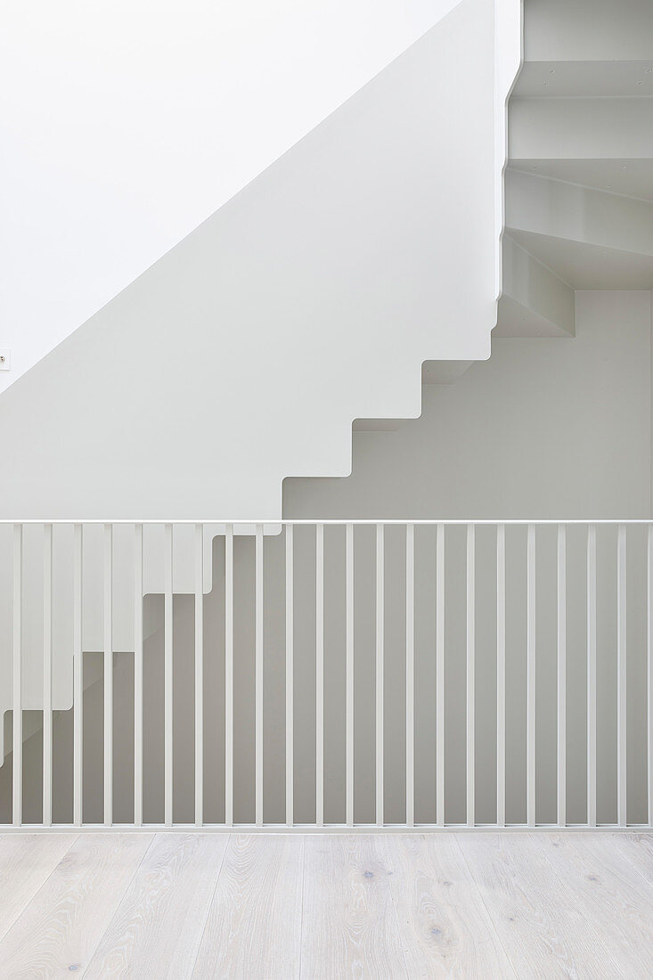 Treppe, Geländer, Wände und Boden ganz in Weiß