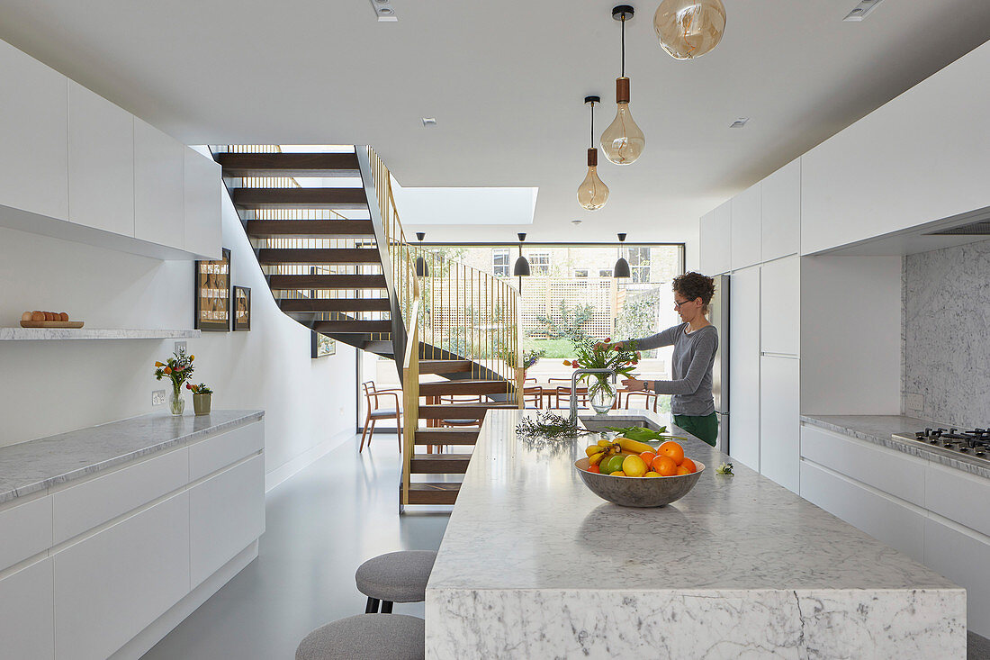 Minimalistische Küche in Weiß mit Marmor, Blick ins Esszimmer