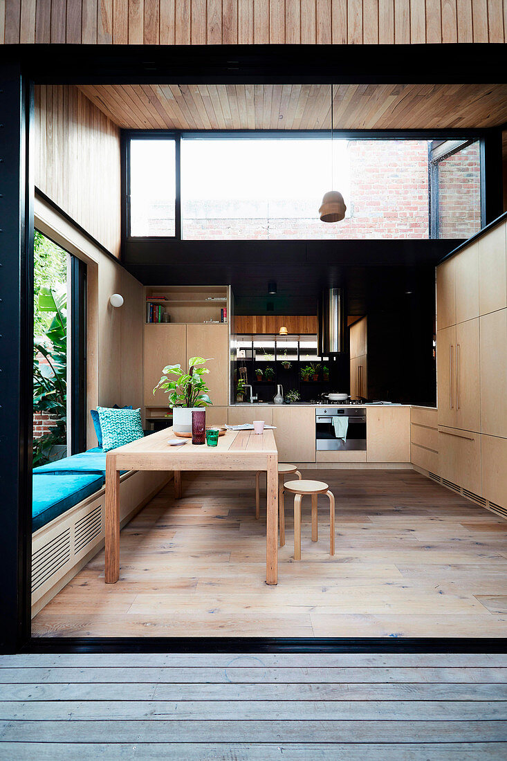 Moderne Wohnküche mit hellen Holzfronten und Oberlicht