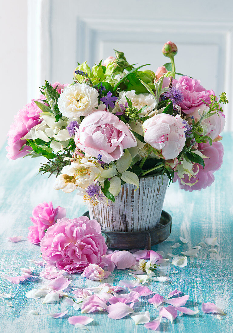 Strauß aus rosa Pfingstrosen, Rosen und Blumenhartriegel