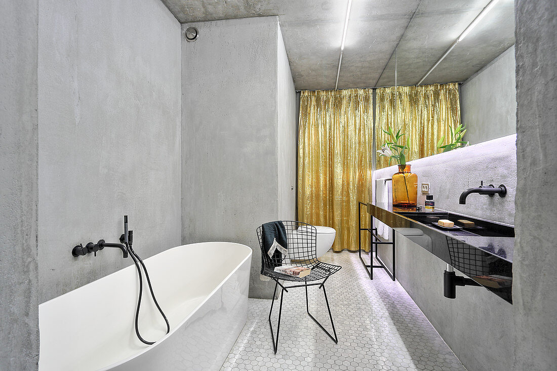 Modernes Bad in Grau mit indirekter Beleuchtung an verspiegelter Wand