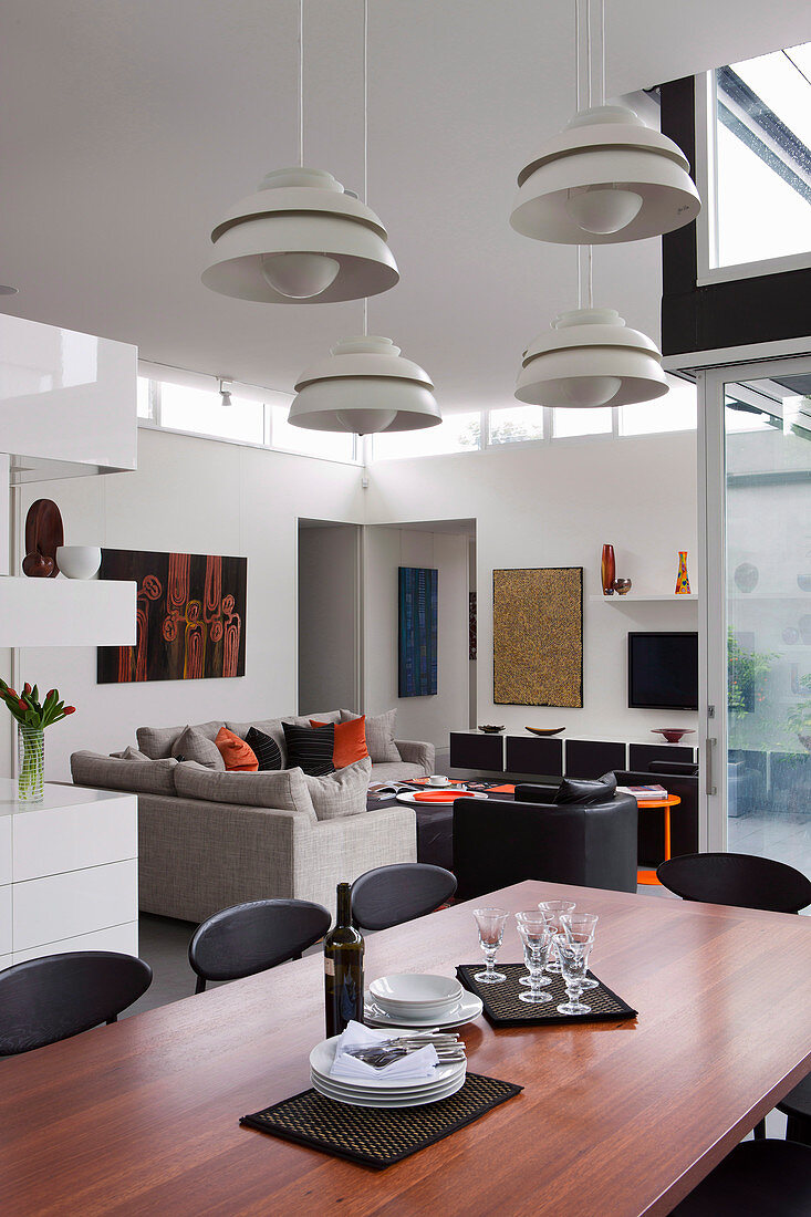 Moderner offener Wohnraum im Designerstil mit dunklen Möbeln