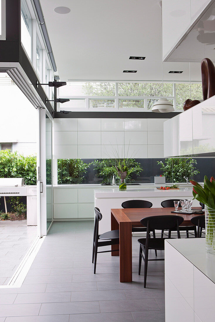 Offene Wohnküche in modernem Architektenhaus mit Fensterbändern