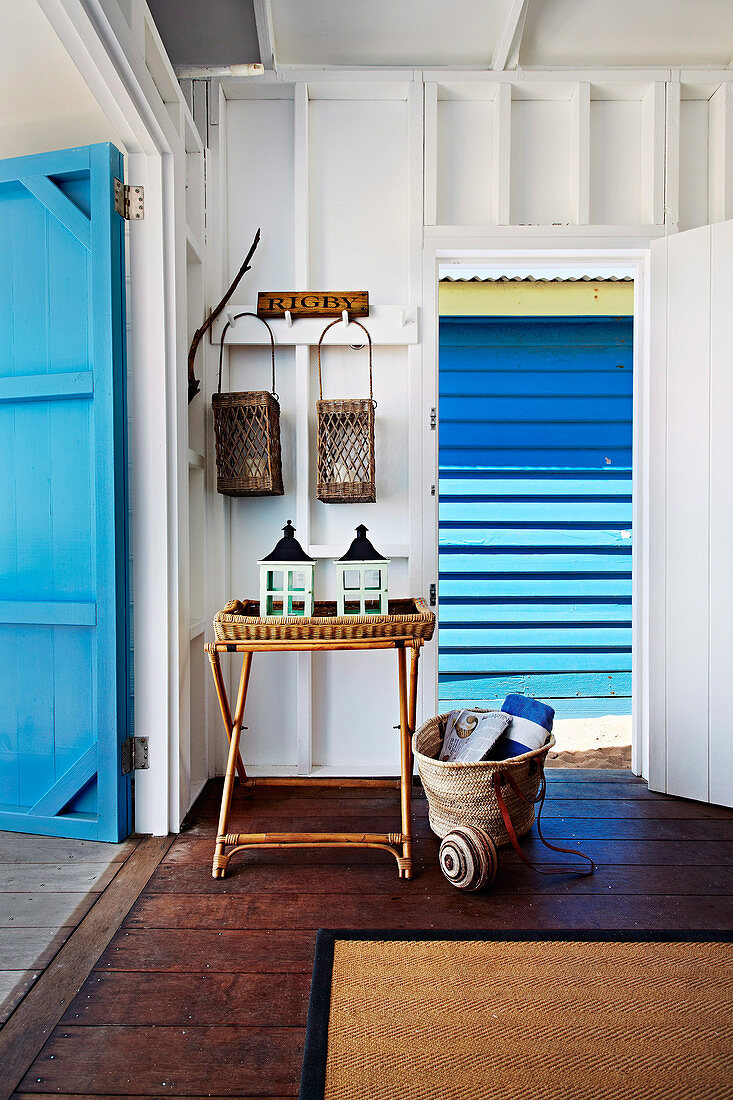 Beach house in blue and white with beach utensils and decoration