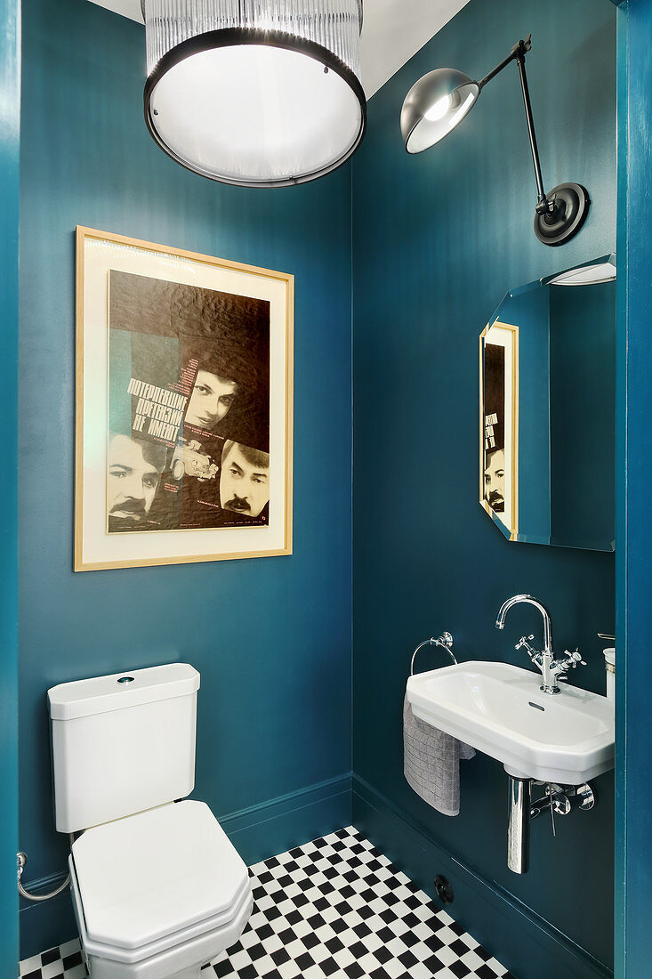 Waschbecken und Toilette in Bad mit dunkelblauen Wänden