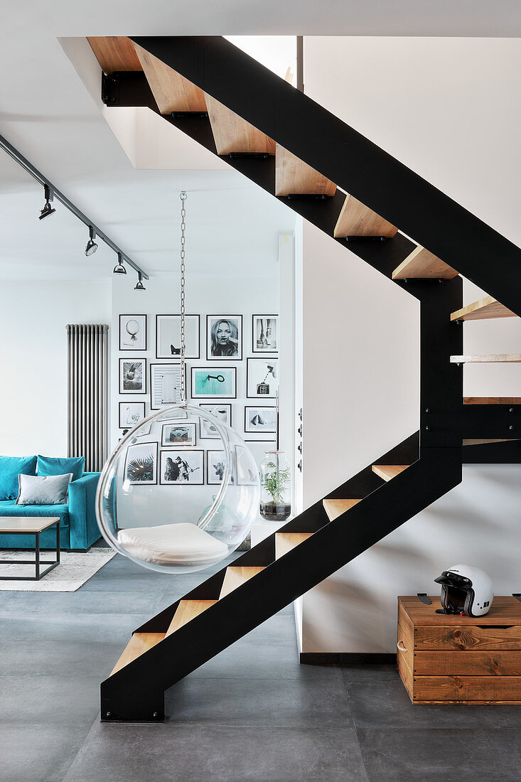 Treppenaufgang in Maisonette-Wohnung mit Loftcharakter