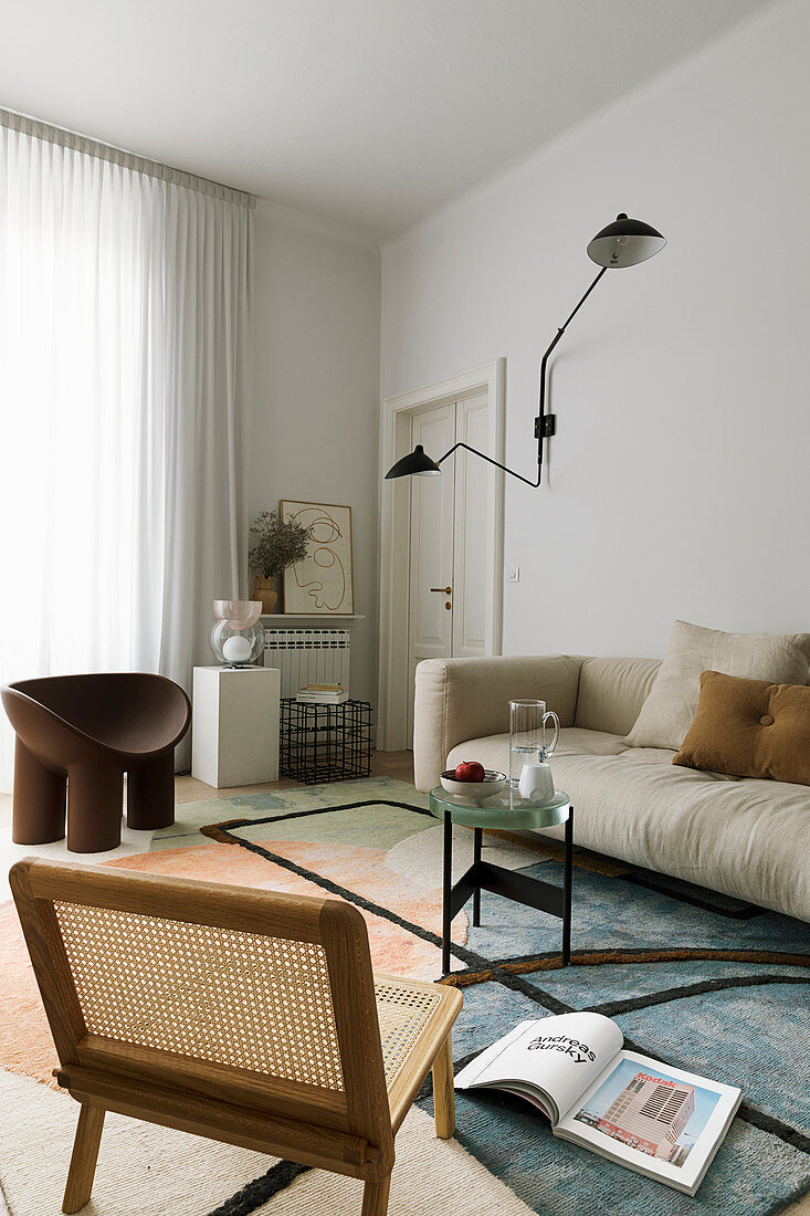 Designermöbel im Wohnzimmer in gedeckten Farben