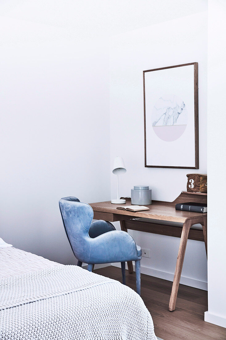 Schmaler Wandtisch aus Holz fürss Home Office mit hellblauem Samtstuhl in Schlafzimmerecke