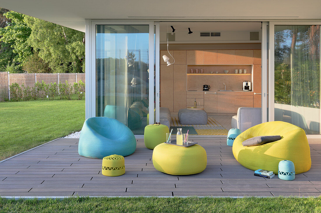 Moderne Gartenmöbel in Limette und Hellblau auf der Terrasse