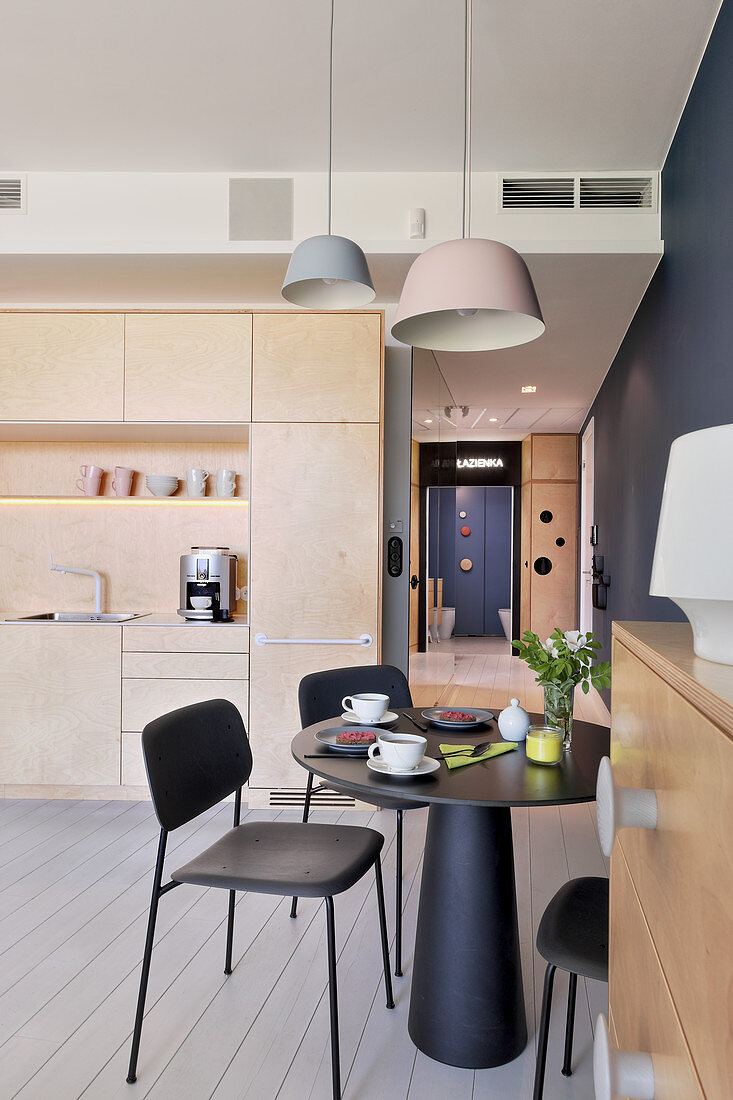 Schwarze Essgruppe im modernen Wohnraum mit offener Küche