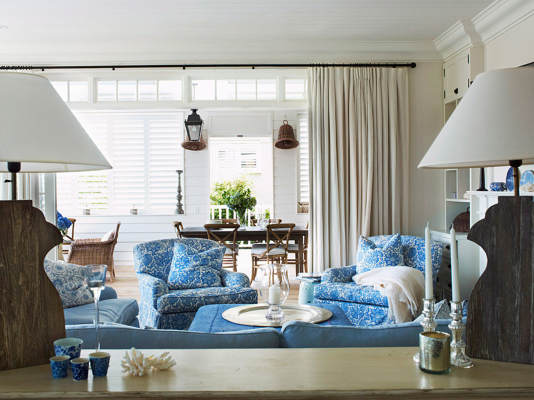 Klassisches Wohnzimmer in Blau-Weiß