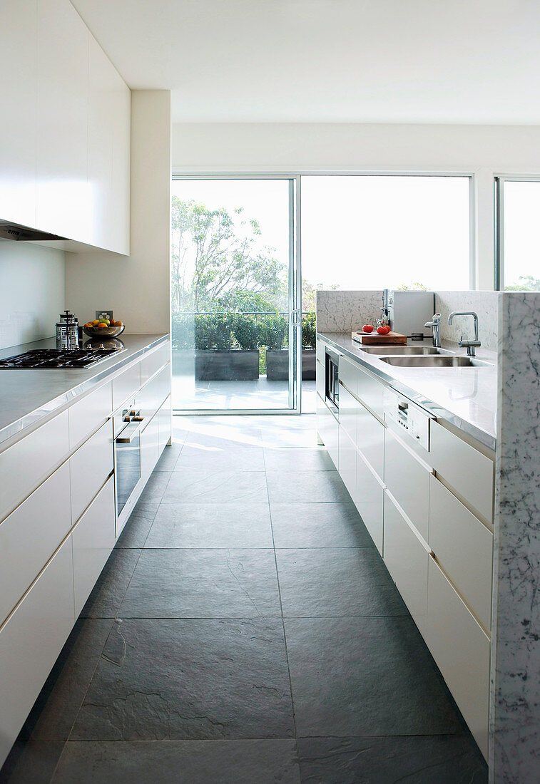 Modern kitchen in white with marble partition