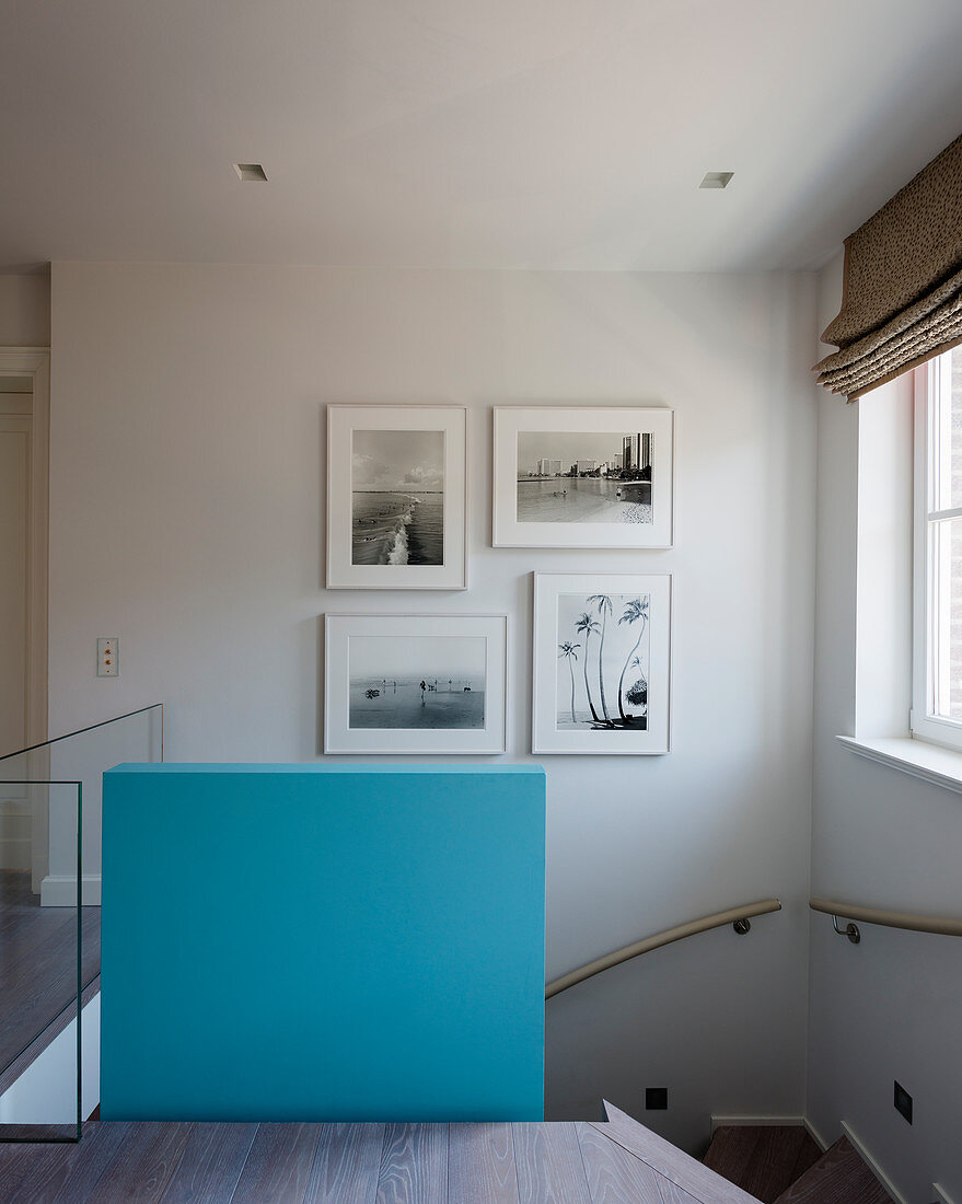 Blaue Balustrade am Treppenabsatz, Bildergalerie mit Schwarz-Weiß-Fotos
