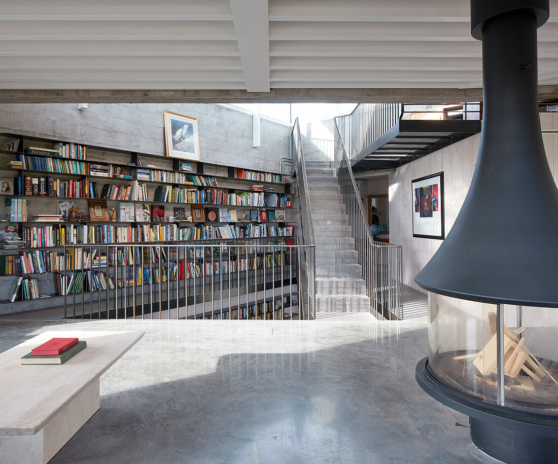 Freistehender Kamin im minimalistischen Architektenhaus
