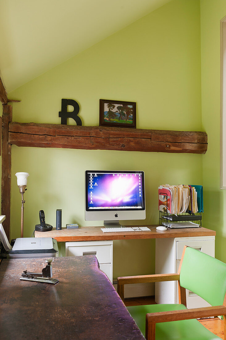 Kleines Arbeitszimmer mit grünen Wänden und zwei Schreibtischen