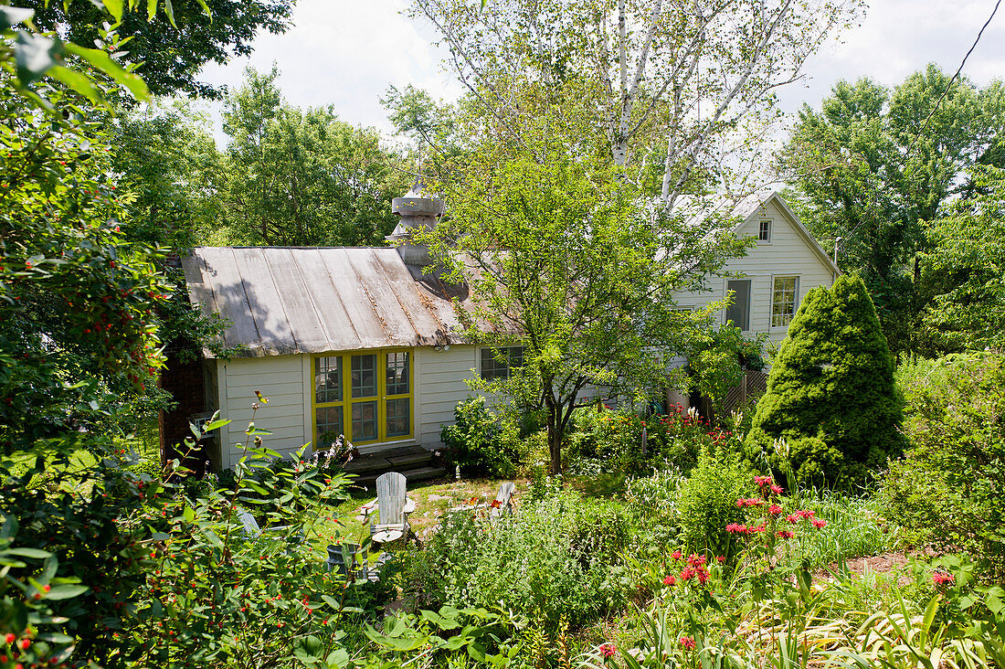 Idyllisches Cottage mit Kamin im sommerlichen Garten