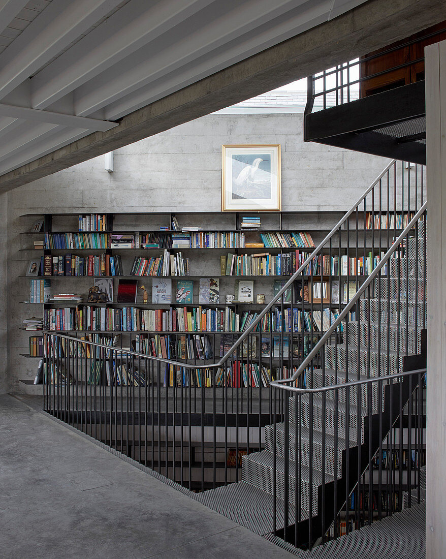 Freitragende Treppe und Bibliothek im modernen Architektenhaus