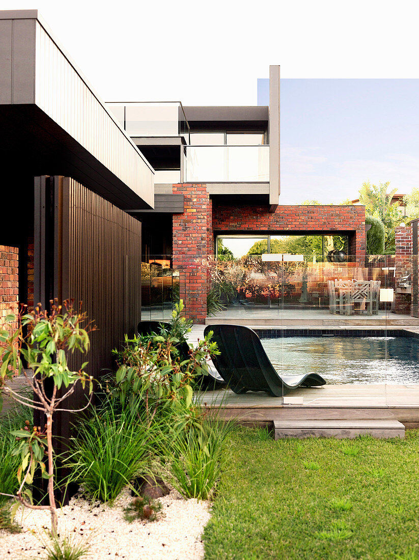 Garten mit Pool am modernen Haus mit verschachtelter Fassade