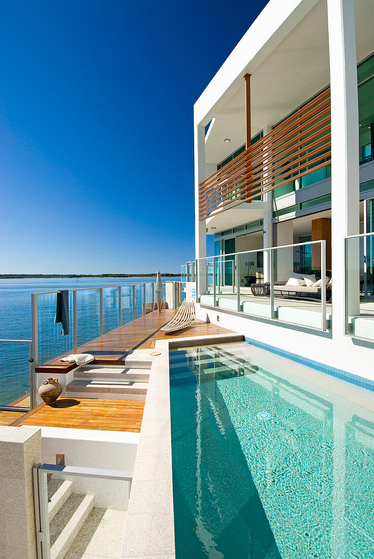 Luxuriöses Haus mit Pool direkt am Meer - Bild kaufen ...