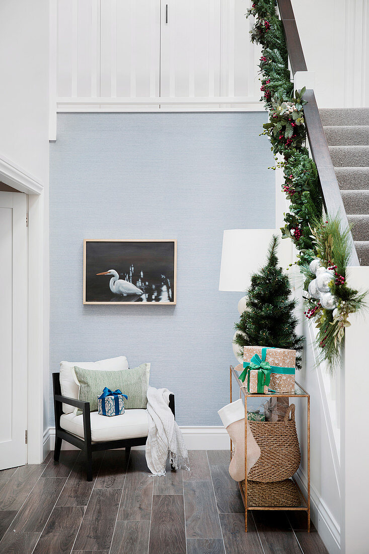 Weihnachtlich dekorierter Flur und Treppenaufgang