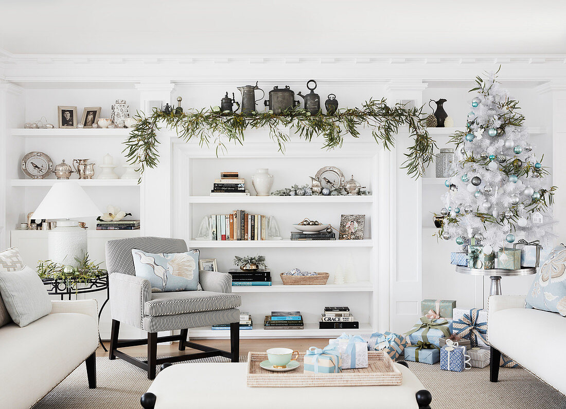 Weihnachtlich dekoriertes Wohnzimmer mit Tannenbaum und Geschenkpäckchen