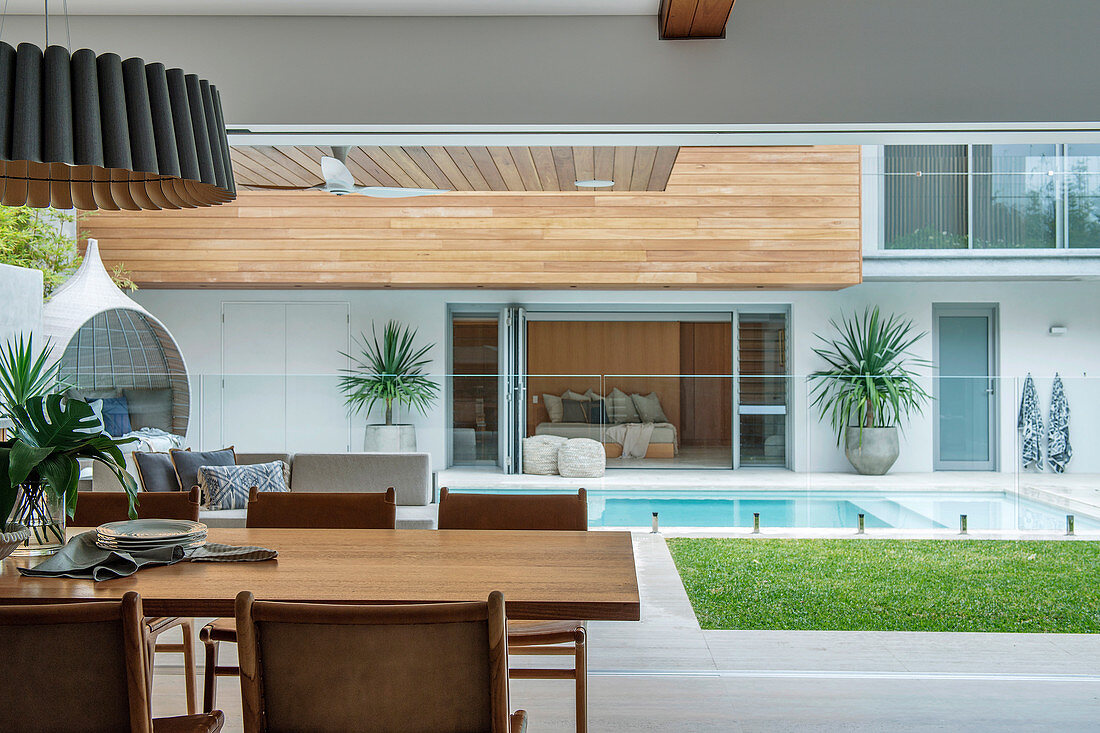 Blick vom Esstisch auf Pool im modernen Innenhofbereiches eines Architektenhauses