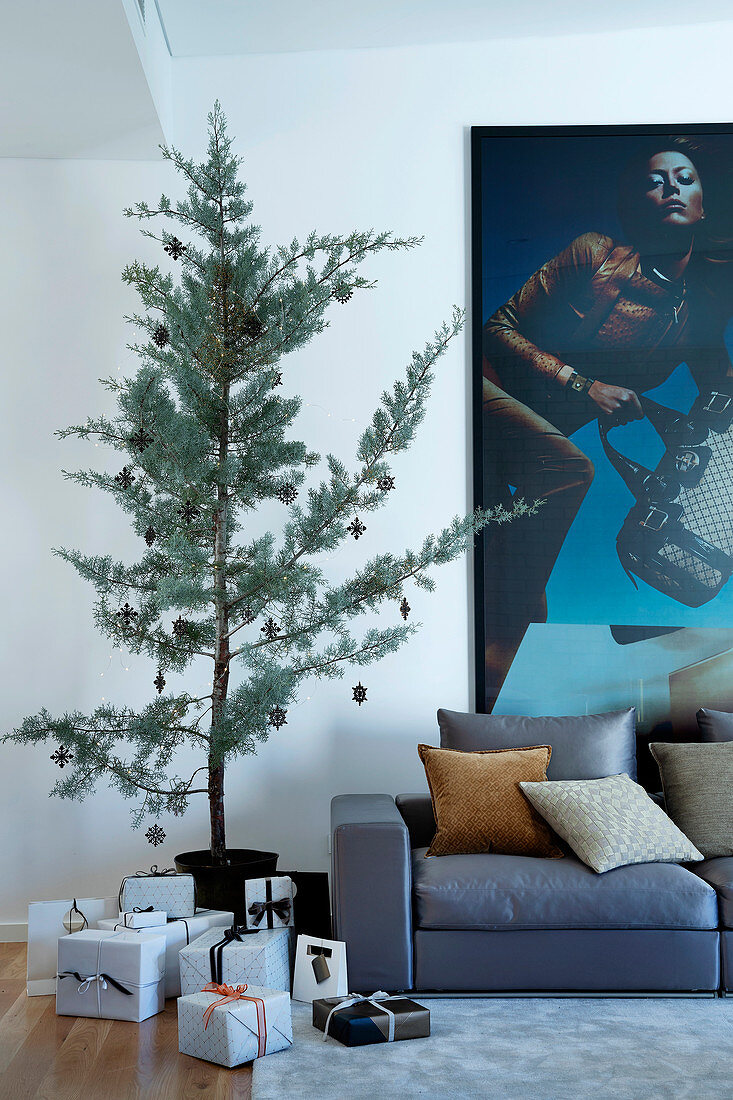 Weihnachtsbaum und verpackte Geschenke im Wohnzimmer