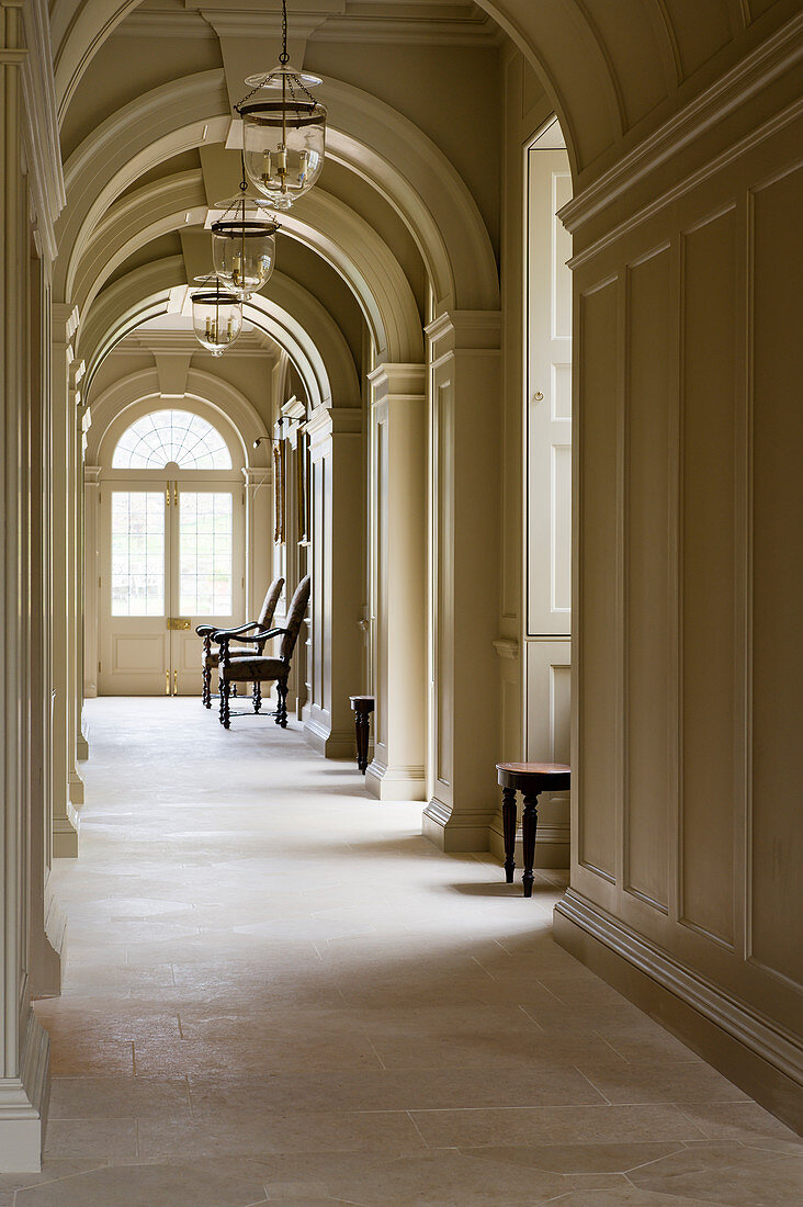 Flurbereich mit elegantem Rundbogendurchgang in englischem Herrenhaus