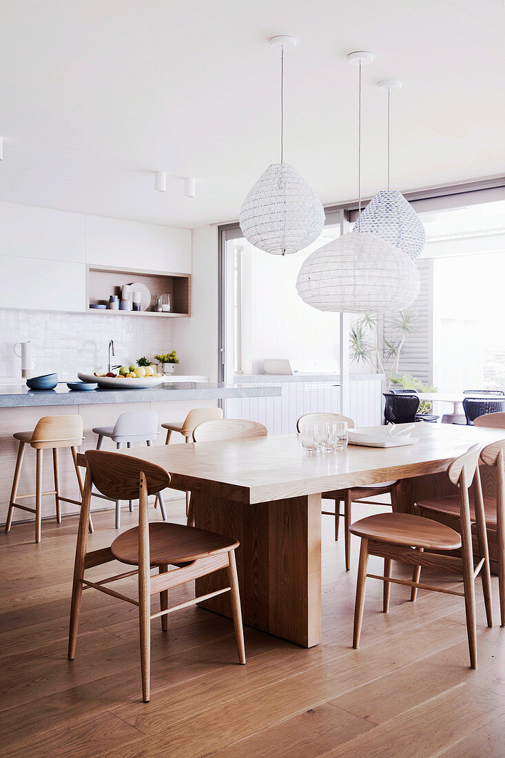 Designerstühle am modernen Holztisch in der Wohnküche