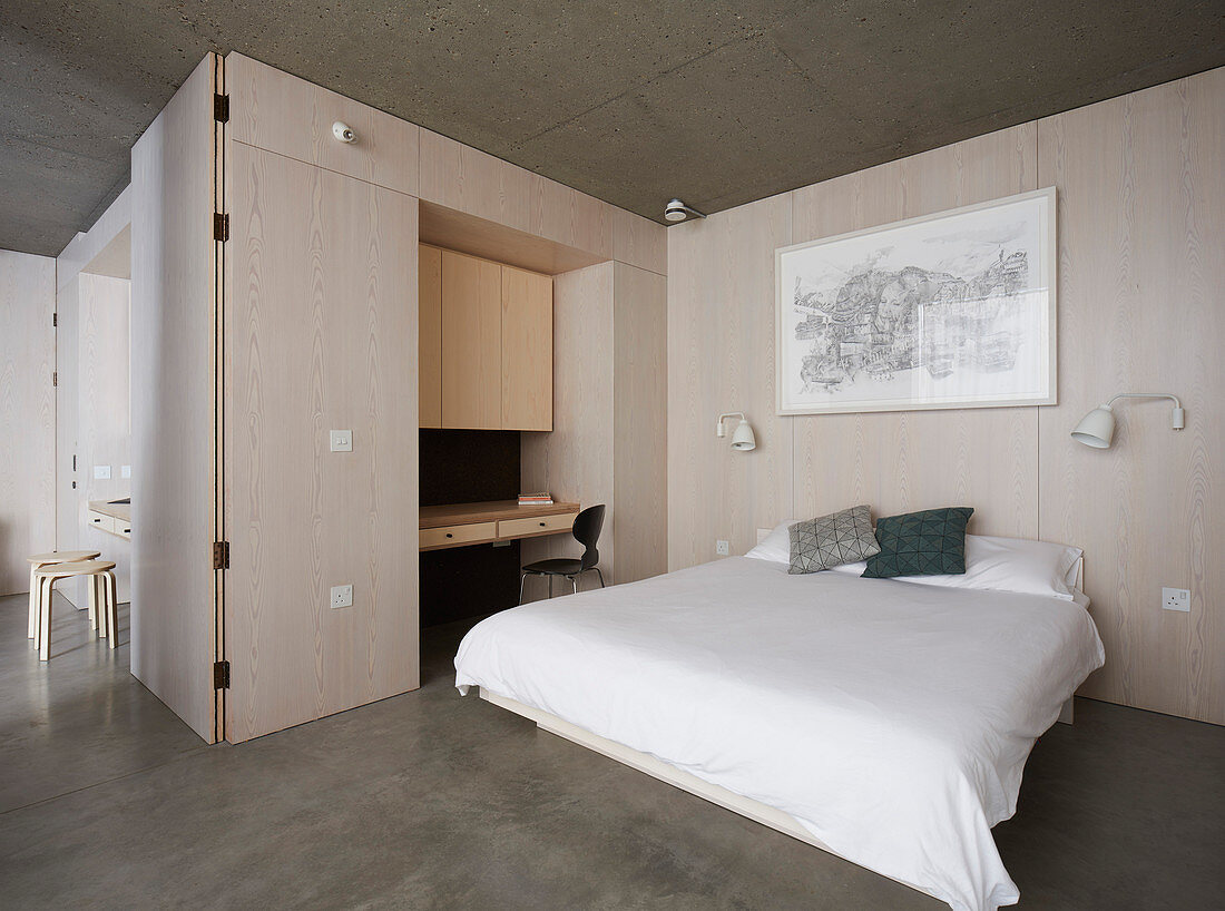 Doppelbett im Schlafzimmer mit Holzeinbauten