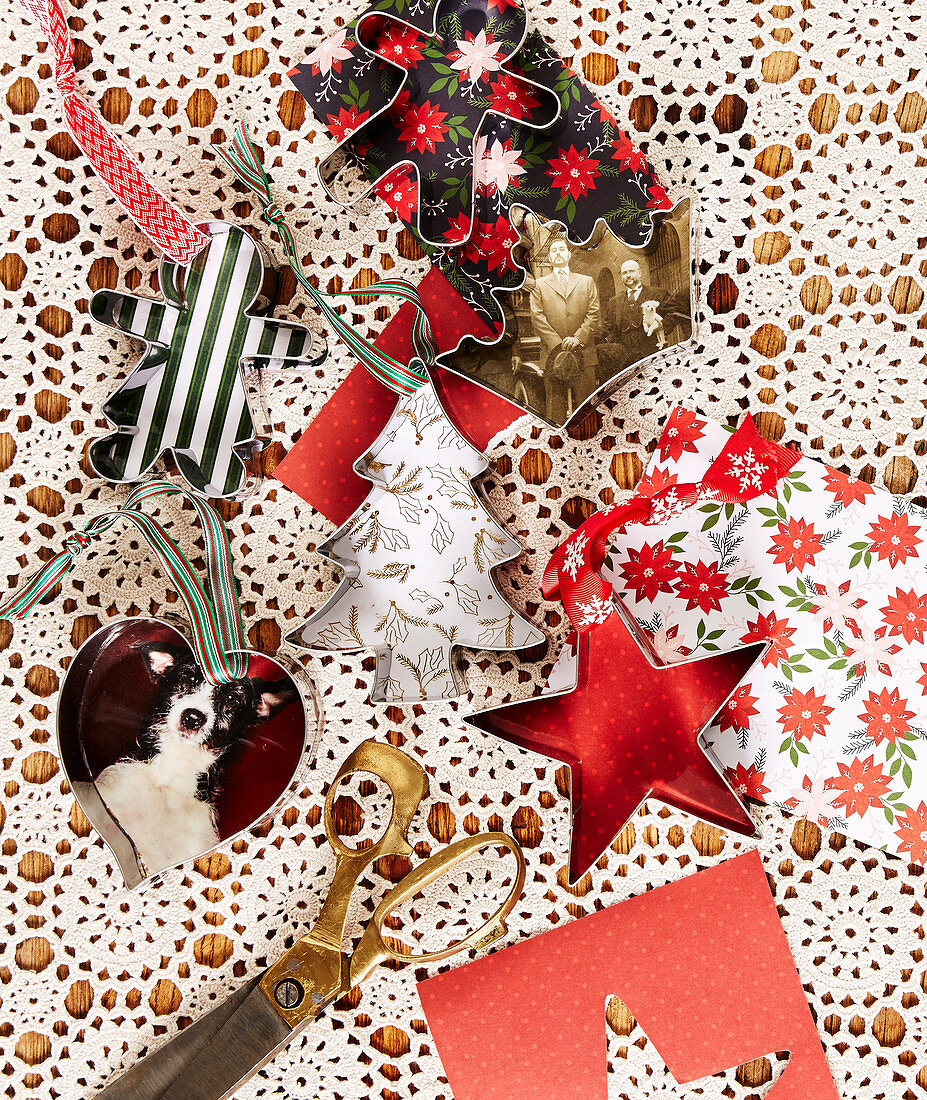 DIY-Weihnachtsbaumanhänger aus Plätzchenausstechern und buntem Papier