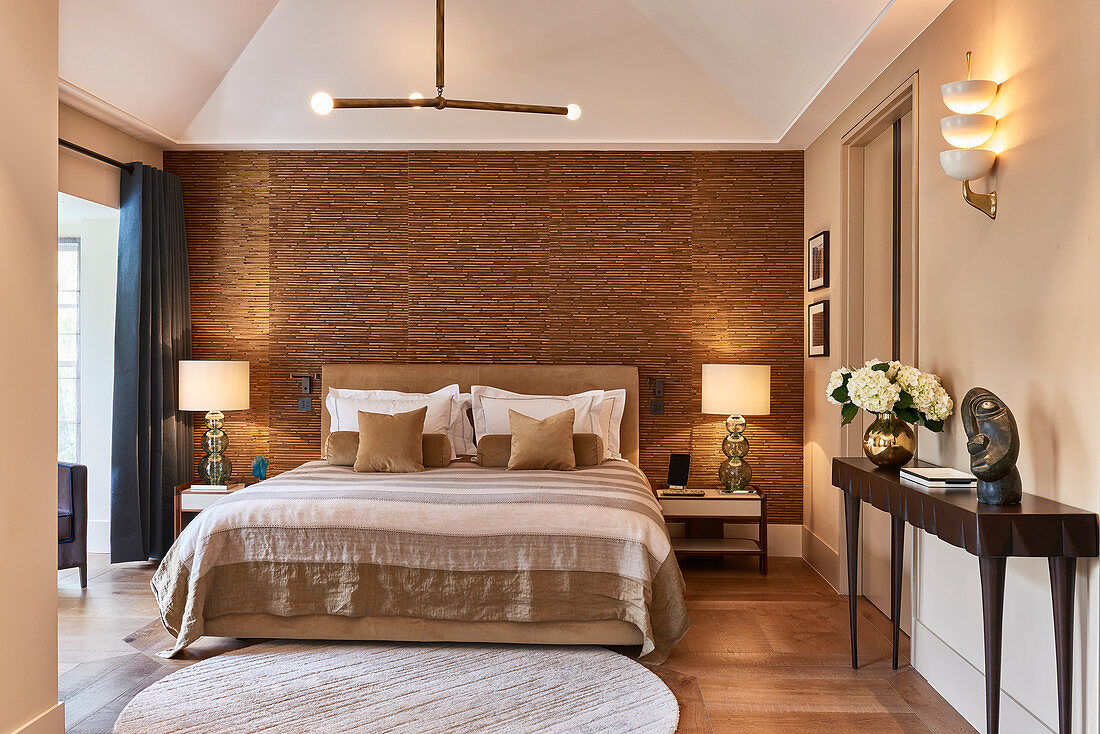 Schlafzimmer mit Doppelbett vor Bambuswand