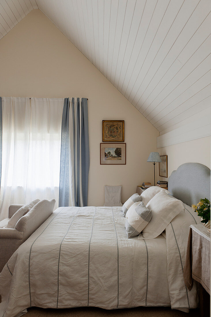 Leinenkissen und Bettbezug im Schlafzimmer mit Doppelbett
