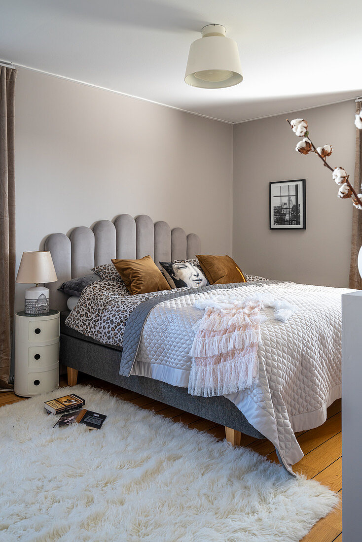 Elegantes Schlafzimmer in Grau und Weiß mit Boho-Flair