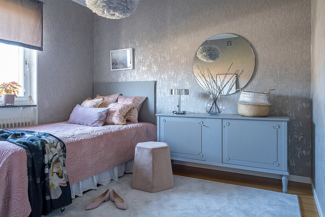 Romantisches Schlafzimmer in Grau und Rosa mit altem Sideboard