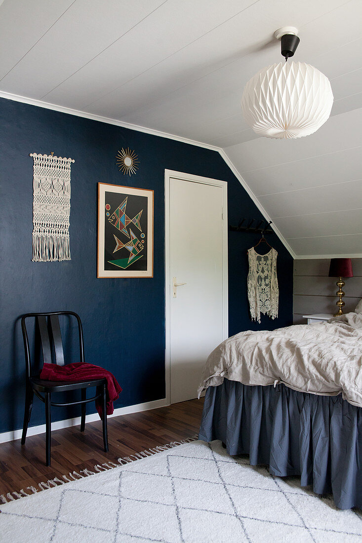 Dunkelblaue Wand im Schlafzimmer im Boho-Stil
