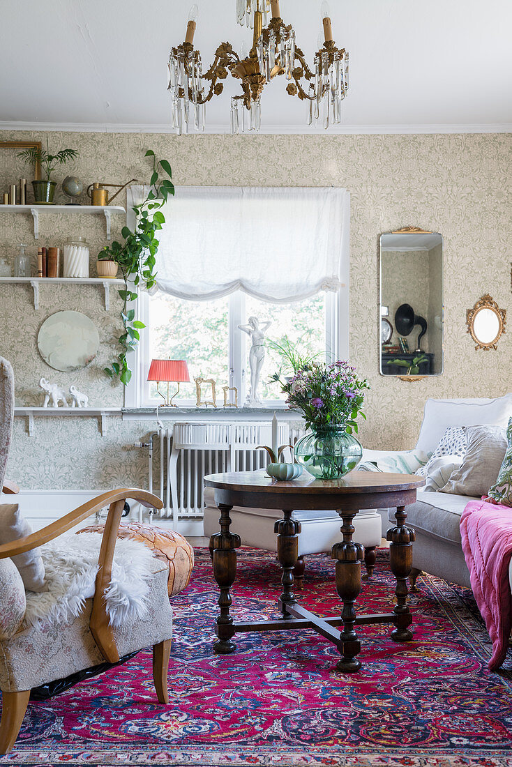 Alte Möbel und Perserteppich im Wohnzimmer im Granny Chic