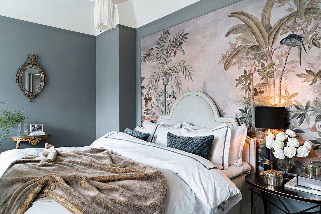 Doppelbett mit Betthaupt und Nachttisch vor großformatigem Kunstdruck im Schlafzimmer mit grauen Wänden