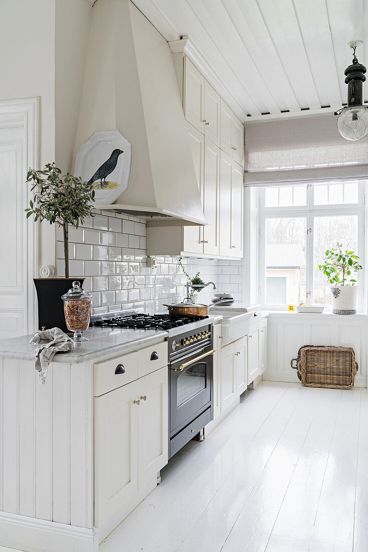 Helle Küche mit weißem Dielenboden