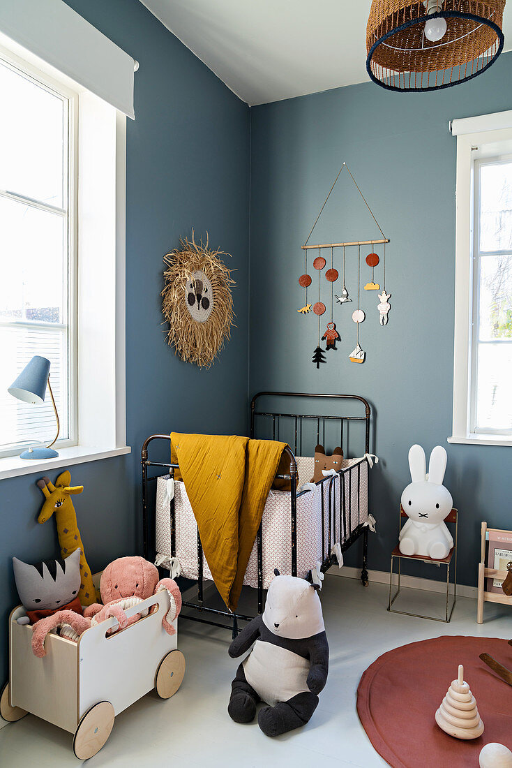 Kinderzimmer im Vintage-Stil mit dunkelblauen Wänden