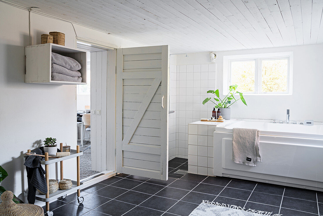Offene Holztür im Scheunenstil im Bad mit niedriger Decke
