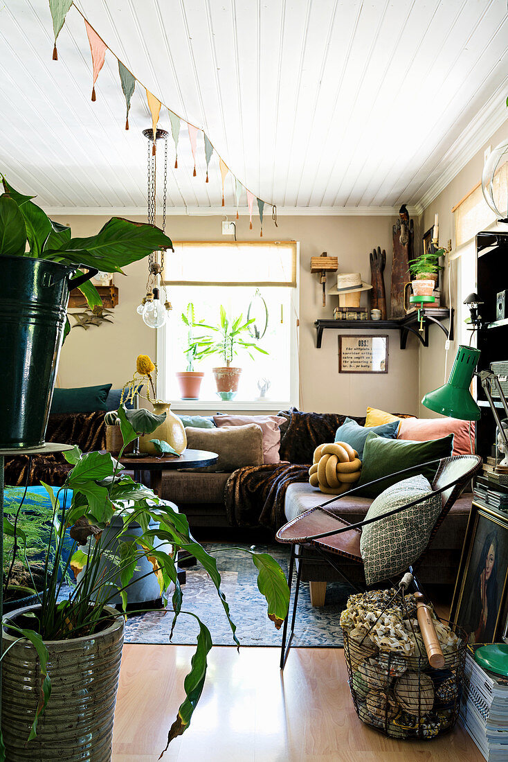 Üppig dekoriertes Wohnzimmer in Erdfarben im Vintage-Stil