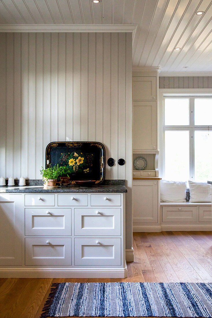 Geräumige weiße Landhausküche mit holzvertäfelten Wänden