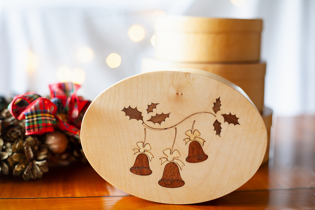 Holzkästchen mit Intarsie und Weihnachtsdekoration