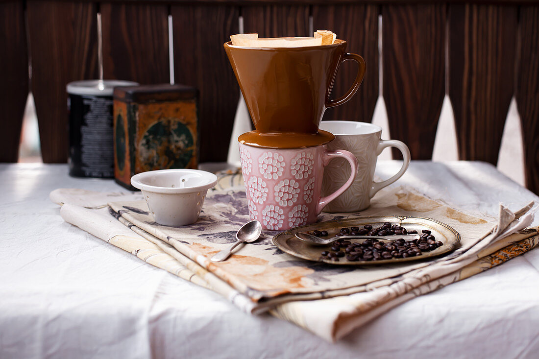 Keramik-Filteraufsatz auf Kaffeebecher