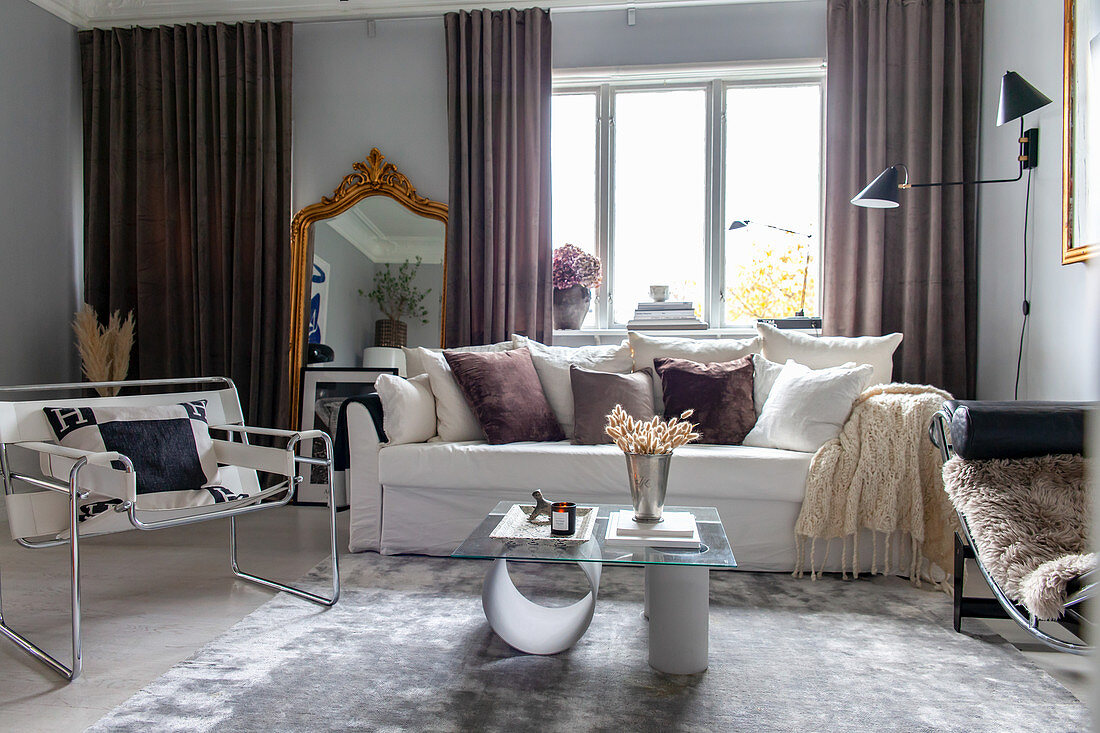 Elegantes Wohnzimmer mit femininer und glamouröser Deko