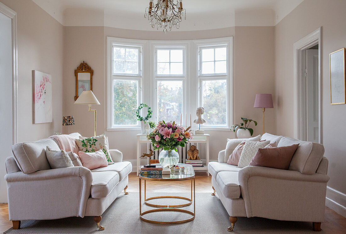Gegenüberstehende Sofas im eleganten Wohnzimmer mit Erker