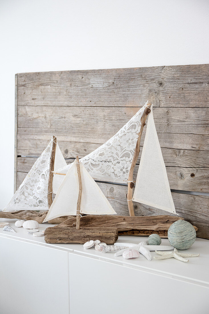 DIY-Segelboote aus Treibholz und Stoffresten