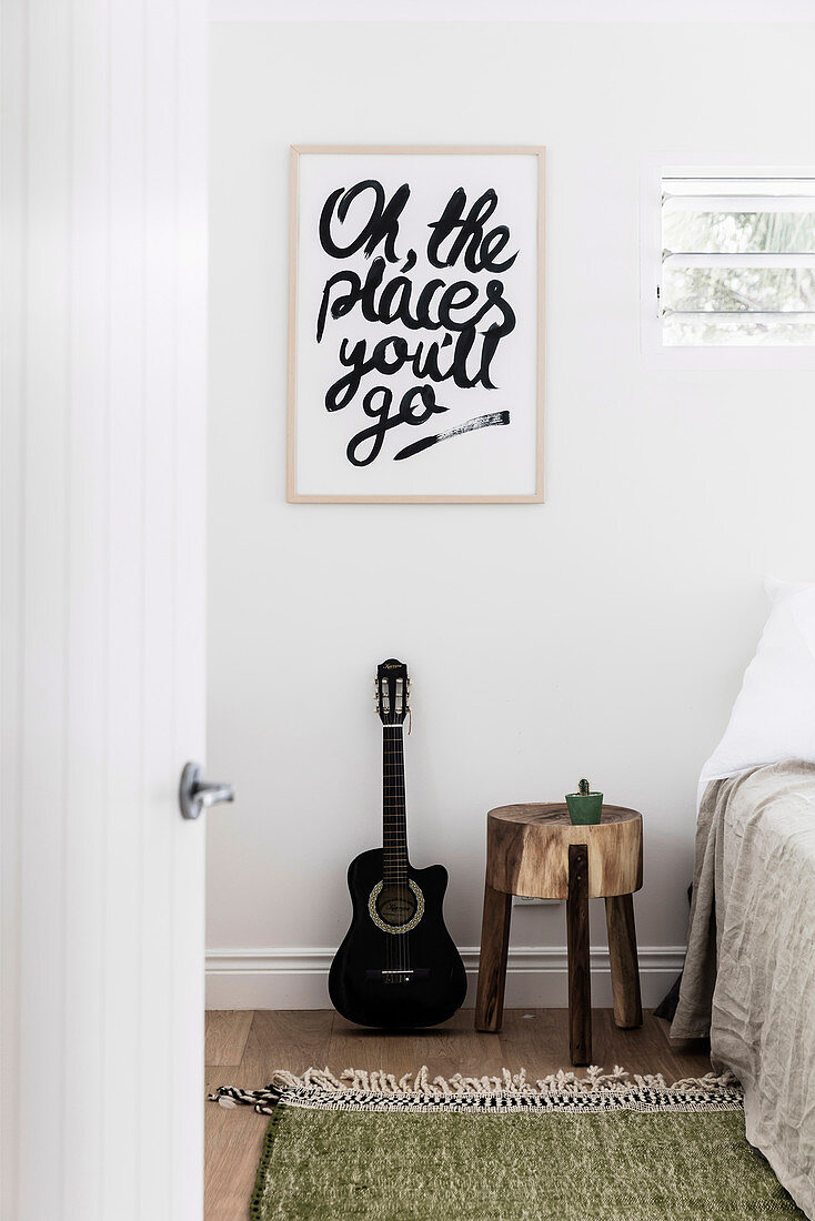 Botschaft über Gitarre und Nachttisch im Schlafzimmer