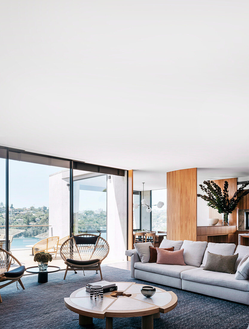 Modernes Wohnzimmer in Naturtönen mit Panoramablick